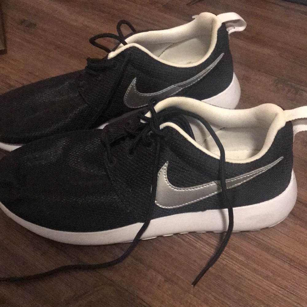 Nike’s - Picture 2 of 4